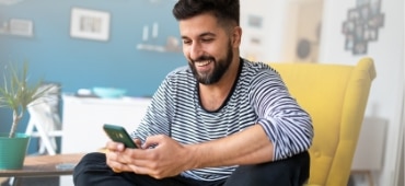 Una mujer joven utilizando su teléfono