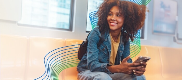 Una mujer usando su teléfono móvil con Spectrum Mobile