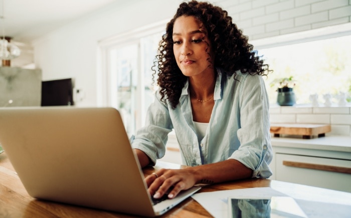 Mujer usando Internet en una laptop