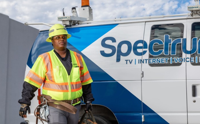 Un representante de servicio técnico de Spectrum en el trabajo