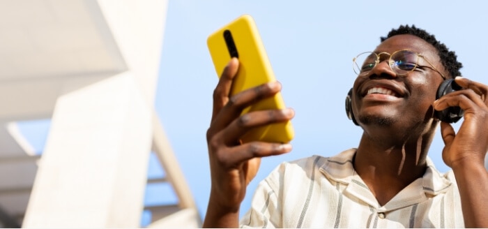 Un hombre disfrutando de una oferta de teléfono móvil de Spectrum Mobile.