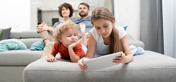 una familia disfruta de Spectrum Internet en su sala de estar